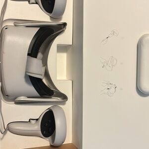 Oculus White VR Headset with Controllers